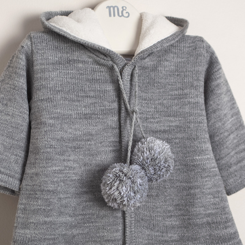 campera tejida con pompones gris