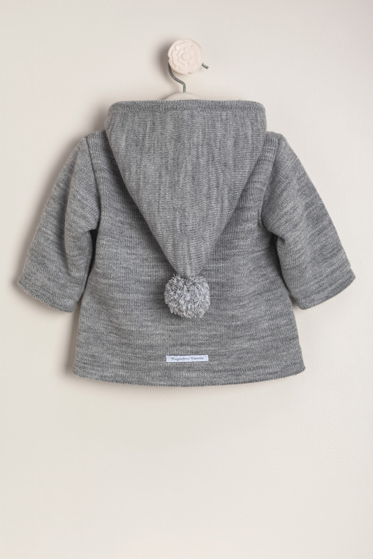 campera tejida con pompones gris