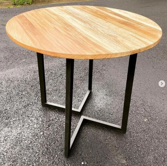 MESA DE METAL CON BASE DE PINO