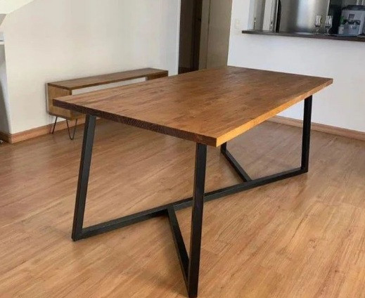 MESA DE METAL CON BASE DE MADERA