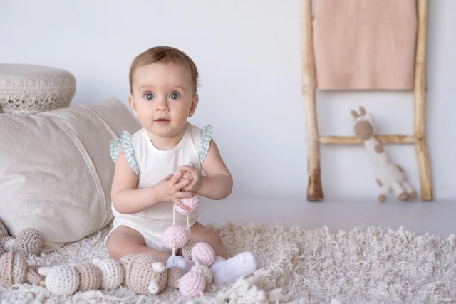 collar para bebe con sonajero rosa/beige