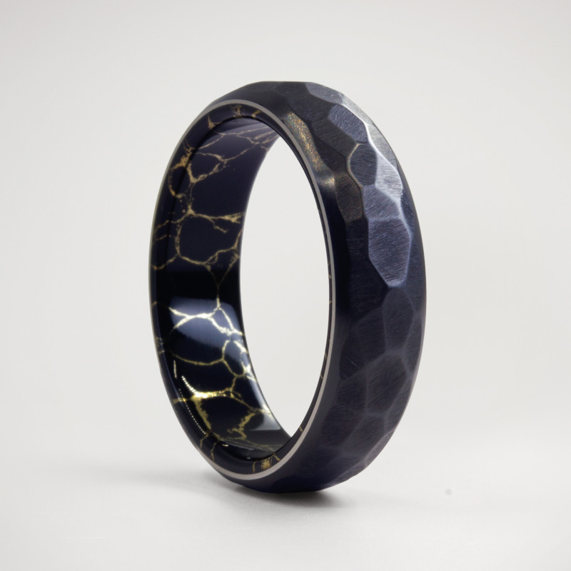 ANILLO MARTILLADO DE ZIRCONIO CON TRUSTONE NEGRO