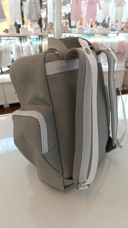 mochila urban simil cuero gris