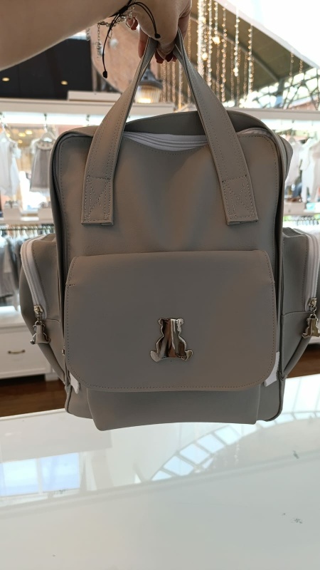 mochila urban simil cuero gris